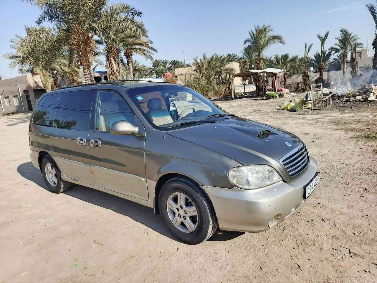 السلام عليكم 
كرنفال موديل 2000 محدثه 2005 داخل وخارج عدا الصندوك كير عادي مصبوغه حزام بدون ضربه رقم انكليزي باسمي السعر ٦٥ وبيها مجال قليل للشراي وهذا رقمي ***********
