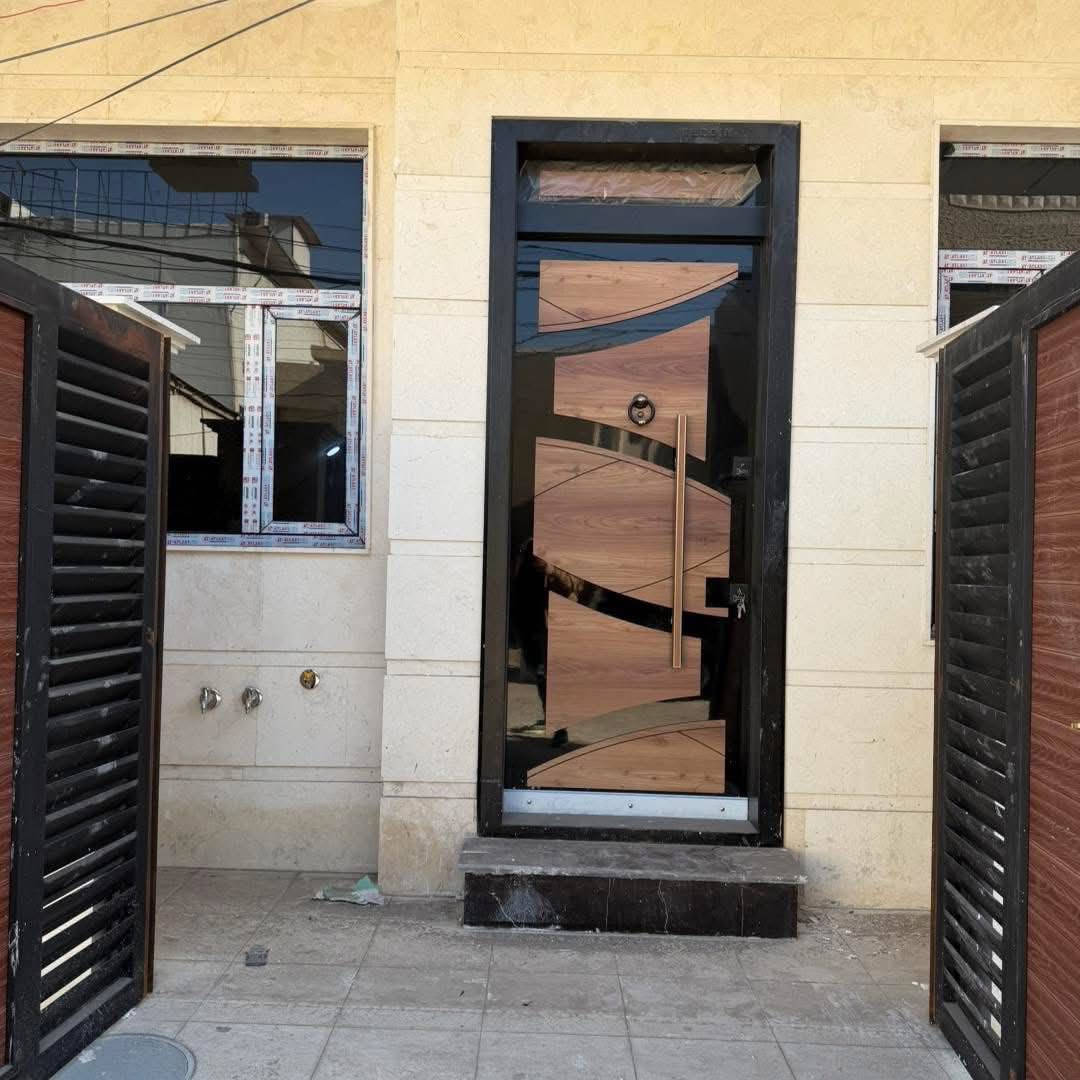 #علي_يوسف_للاستثمار_العقاري

للبيع في السيدية ( حصرا لدى مكتب علي يوسف )

   بناء درجه اولى 

مساحة : 50 متر واجهة 7.5 متر 
موقع الدار مثلث الذهبي قرب شارع الخيزران 

عرض الشارع 12 متر البيت فول درجة اولى زيرو بناء 2026 

محتويات الدار :

 طابق لارضي :مدخلين مدخل مطبخ ومدخل استقبال ضيوف وخدمات

طابق الثاني :عدد غرف النوم 2 وحده من الغرف ماستر
 
طابق الثالث: غرفه نوم ماستر 

إذا كنت تبحث عن فرص استثمارية عقارية في السيدية، يفضل عليك التواصل مع مكتب علي يوسف للاستثمار العقاري للحصول على المزيد من المعلومات والاستشارة.

📞 للاستفسار:  

***********  
***********  
***********  

📍 أو زورونا في مكتب علي يوسف للاستثمار العقاري  
السيدية – شارع الخيزران – مقابل ماكسي مول – مجاور نيكست لايت.
