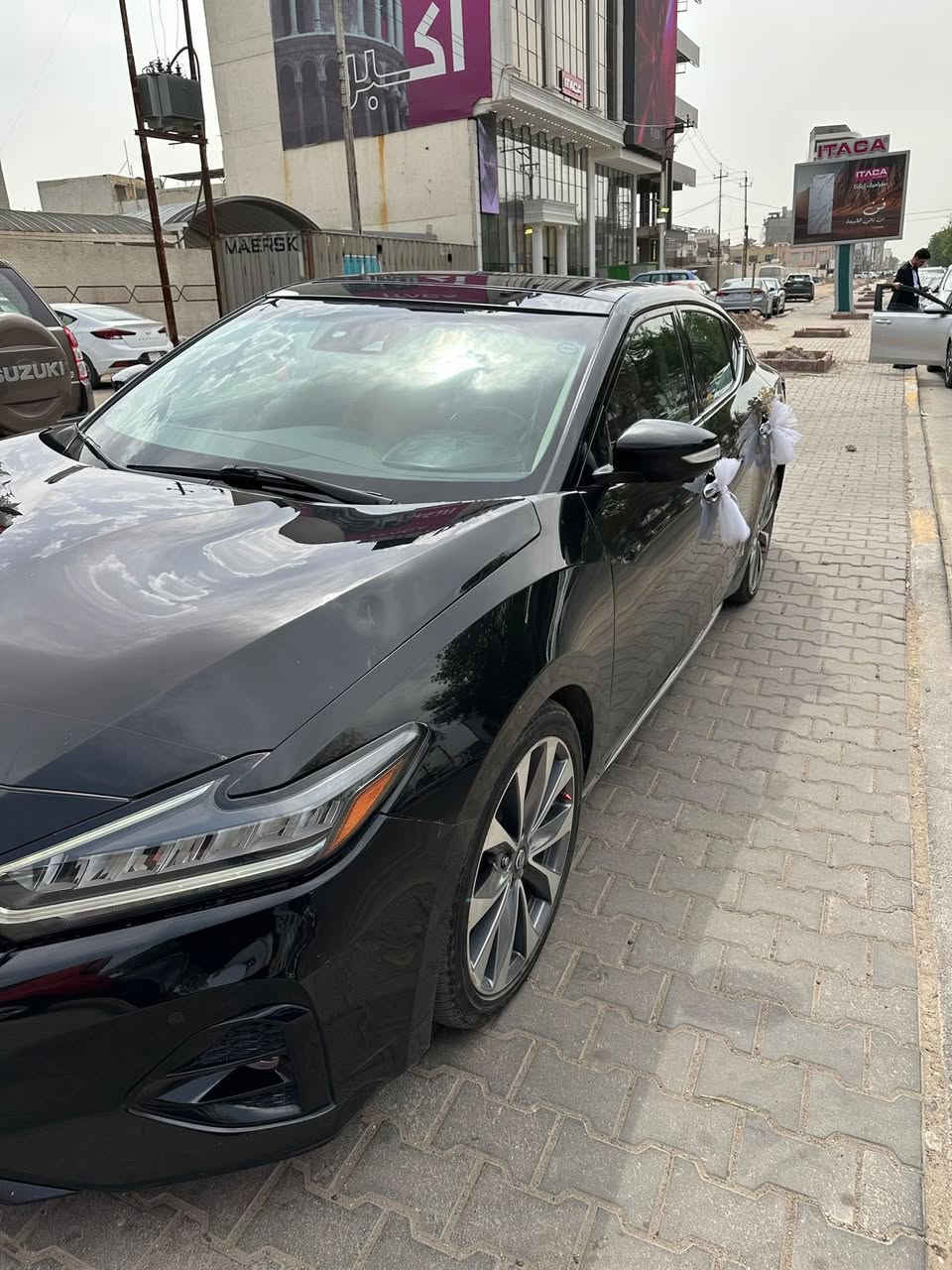 نيسان مكسيما ٢٠٢٢
داخل احمر فئة بلاتينوم. 
اعلى مواصفات بالنيسان 
سيارة لات زنون عدسة 
فتحة سقف كامرات ٣٦٠ درجة 
تنبيه مسار حساسات 
 محرك ٦ سلتندر 
مثبت سرعة ابل كار بلي واندروريد. 
تدفئة وتبريد كشنات
***********
