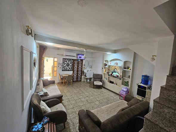 دار للبيع طابو صرف تحويل مباشر 
المساحة 50م 
الموقع حي الاعلام قرب شارع الخفاجي / او مدرسه التعاون
يحتوي الدار على كراج وصاله ومطبخ وخدمات ومنور والطابق الثاني يحتوي على غرفة نوم مع غرفة سندويج وسطح 
السعر 130 مليون 
للاستفسار يرجى الاتصال على الرقم (***********)
واتساب أو مراجعه مكتب أميمة للعقار  الكائن في حي الشباب شارع اميمه قرب سوق اميمه مباشرتٱ
