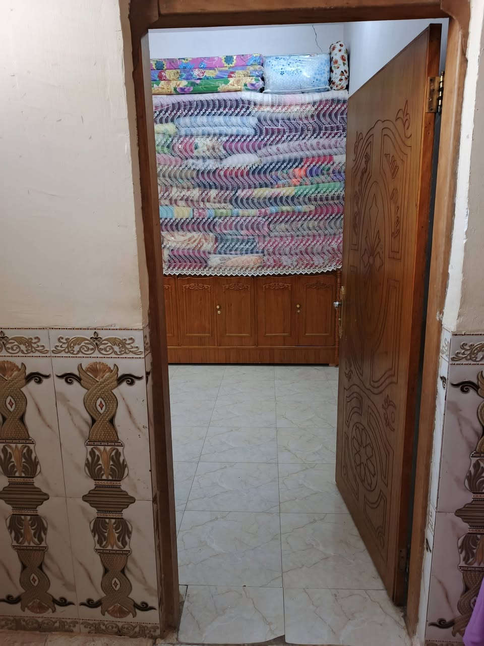 السلام عليكم  بيت للبيع زراعي مساحه 200 منطقة السراي قرب حسينية القرأن الناطق
متكون من مطبخ وصاله وديوانيه وصحيات وغرف ثنين ومناور ثنين
***********
