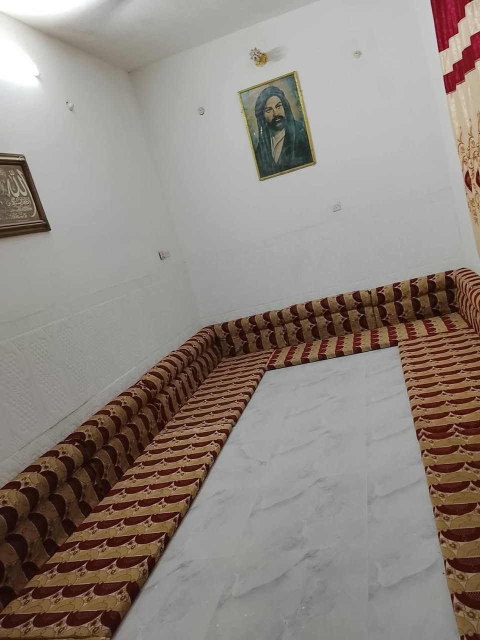 بيت للبيع 🏠 بالأمن الداخلي
المساحة: 100 متر (5×20)
البناء: طابق ونص، طابوك، سقف كونكريت مسلح
تفاصيل البيت:استقبال صالتين  غرفتين نوم. مطبخ أرضية بورسلين. 3 مجاميع صحية كراج تك تك او ستوته 
سطح تطبيك فرشي/ خدمات كاملة عرض الشارع 10 متر
الموقع: الأمن الداخلي – قطاع 23، قرب أبو وليد المضمد  *********** رقم صاحب البيت
