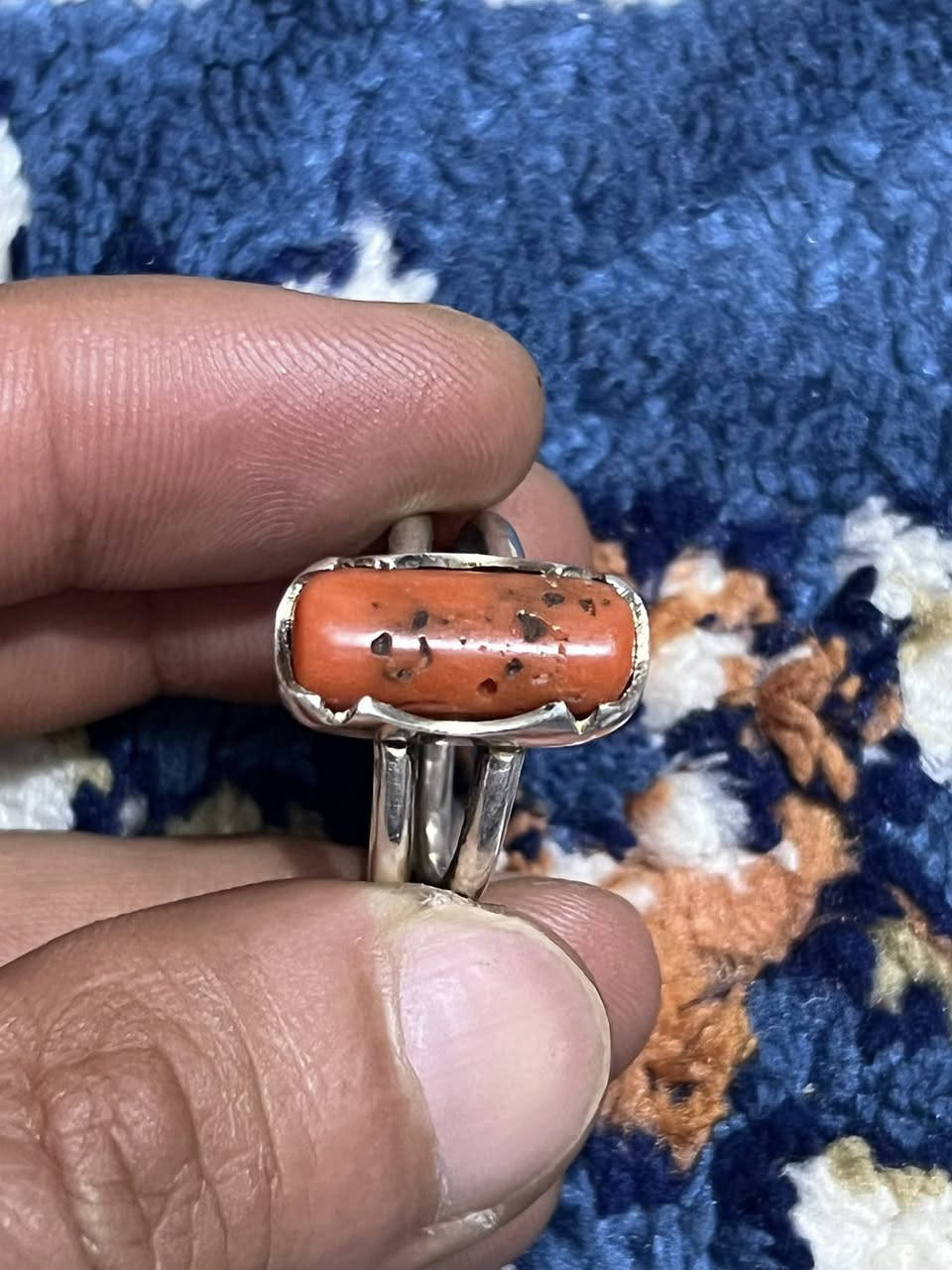 يَخْرُجُ مِنْهُمَا اللُّؤْلُؤُ وَالْمَرْجَانُ                                              خاتم متوج بحجر المرجان الأحمر التونسي 
صياغه يدويه ثقيله فن وابداع 
بغداد م الصدر ***********
