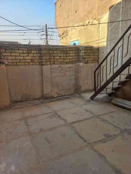 📢 للبيع – فرصة ذهبية في بغداد / شهداء العبيدي
للبيع بيت سكني جاهز للسكن مباشرة في منطقة شهداء العبيدي، موقع راقٍ وقريب من كل الخدمات (أسواق – مدارس – مواصلات).

🔹 المساحة: 80 متر
🔹 المواصفات التفصيلية:

كراج أمامي

استقبال واسع

حولي

مطبخ منفصل

غرفة نوم

خدمات صحية جاهزة

بناء مرتب وموقع هادئ

🏡 البيت مناسب لعائلة صغيرة – والشارع نظيف وخدمي.

💰 السعر: مناسب – للتفاصيل يتم الاتصال مباشرة.
📞 للتواصل: ***********
واتساب متوفر
