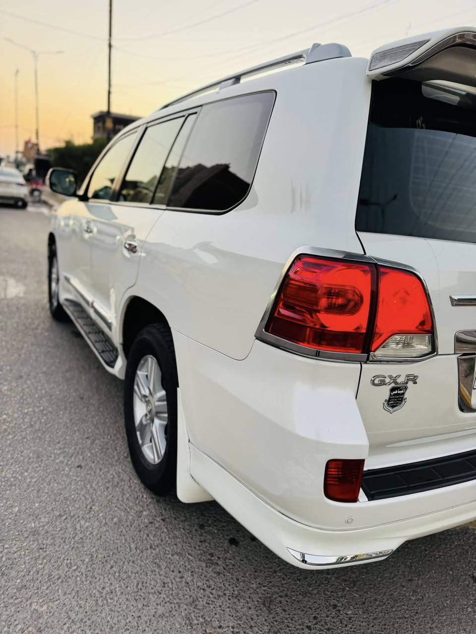 السلام عليكم
تويوتا لاندكروز 2014 فطيم اصل 
كفالة عامة 
رقم بغداد بأسمي مشروع وطني 
ماشية 109
المواصفات
سلايد روف
تشغيل عن بعد
حساس امامي خلفي
زراك لايت
ثلاجة
تخم تاير دنلوب 
محرك 4000 V6
مكانه واسط الكوت 
***********
السعر 425 وبيه مجال
