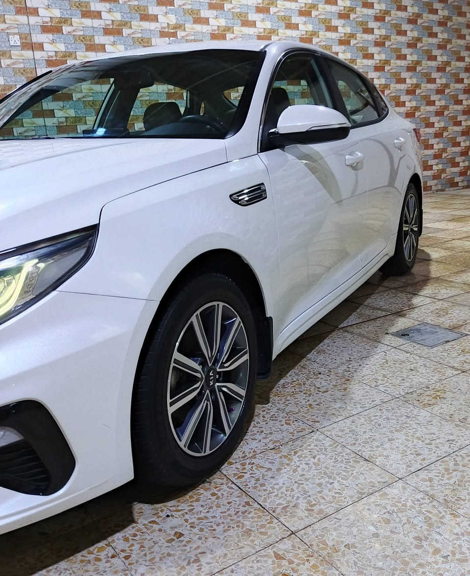 كيا اوبتيما خليجي موديل 2019 السياره بيهه صبغ مدكر امامي بدون فتح ماشيه 97 الف جاهزه من كل شي تخم تاير وسبير مانازل بوضع الشركه السياره جديده بوضع الشركه رقم بصره الدولي الجديد لغاية 2030 السعر ب 190 وبيهه مجال قليل للاستفسار *********** علما السياره بوضع الشركه وكل شي موجود بلسوك كلمن وسعره
