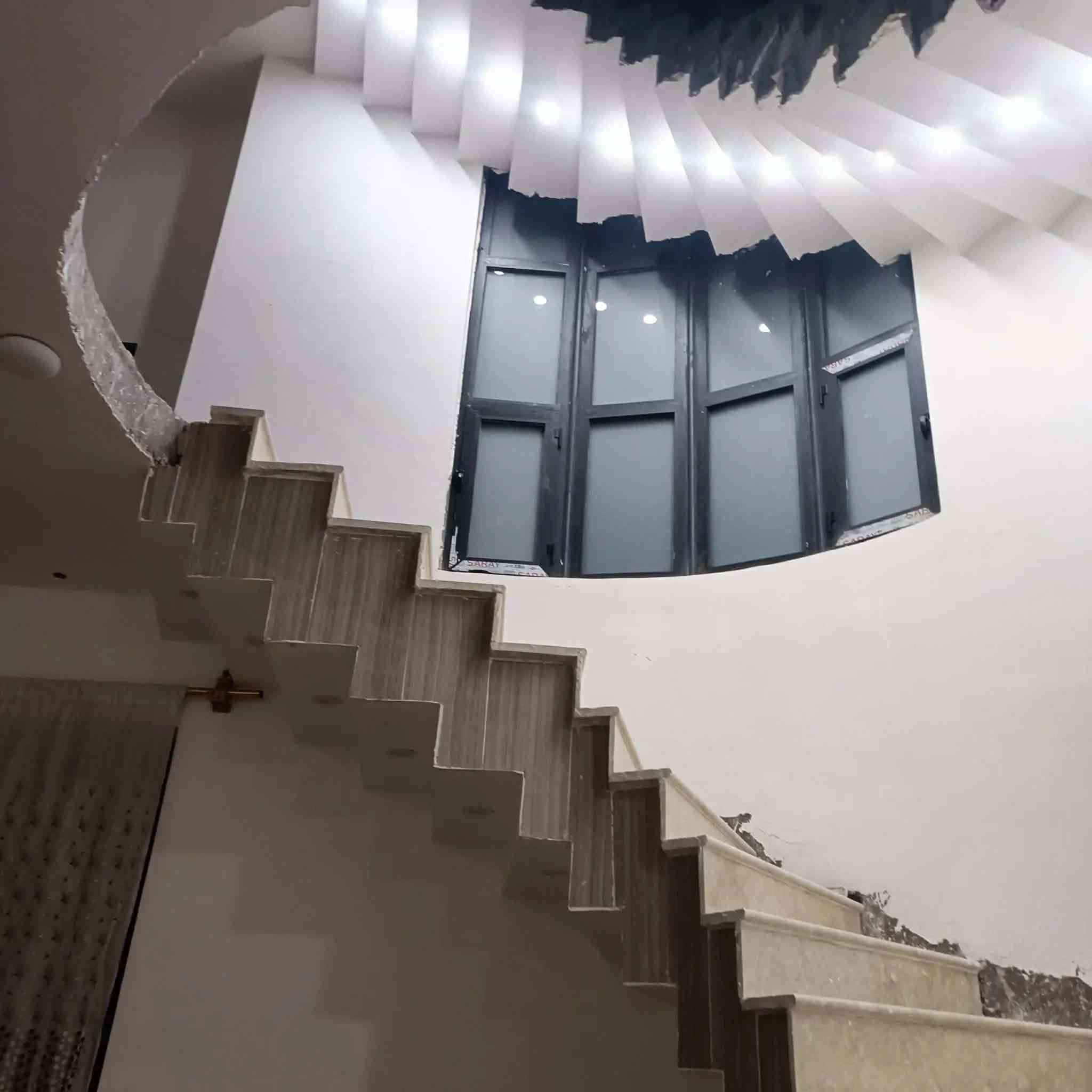 اعلان 
بيت ب 36 مساحة 270م ركن
 بناء 2025 طابقين 
 ط 1  يتكون من غرفتين وصاله ومطبخ حار. وبارد  وستقبال وصحيات داخليه وخارجيه 
 ط 2 يتكون من 3 غرف  وصاله و صحيات  وكراج وحديقة 
بسعر 280 مطلوب اسكان 30
بيد صاحب البيت 250 مع المجال 
تفاصيل. اكثر مراجعه مكتب الساعي للعقار
او الاتصال بالارقام التاليه 
***********
***********
***********
عنوان المكتب سايدين حي الشرطه مقابيل اسواق ريتاج 🧿
