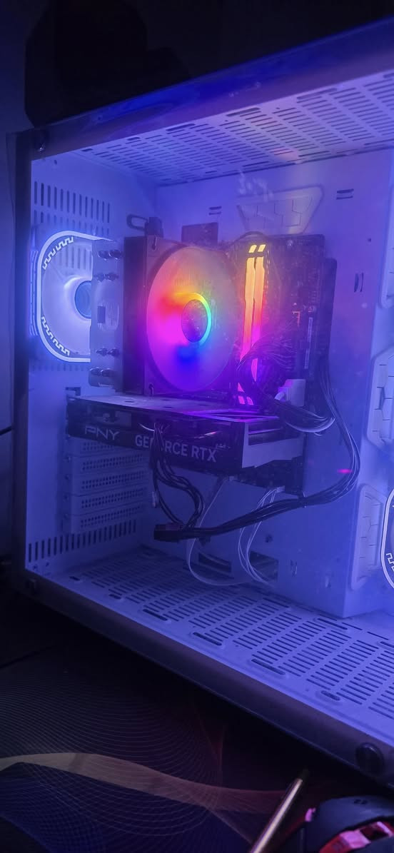 Pc كيمنك للبيع مستعجل مواصفاتهه بصور اتصل وبيك خير وتدلل ***********
