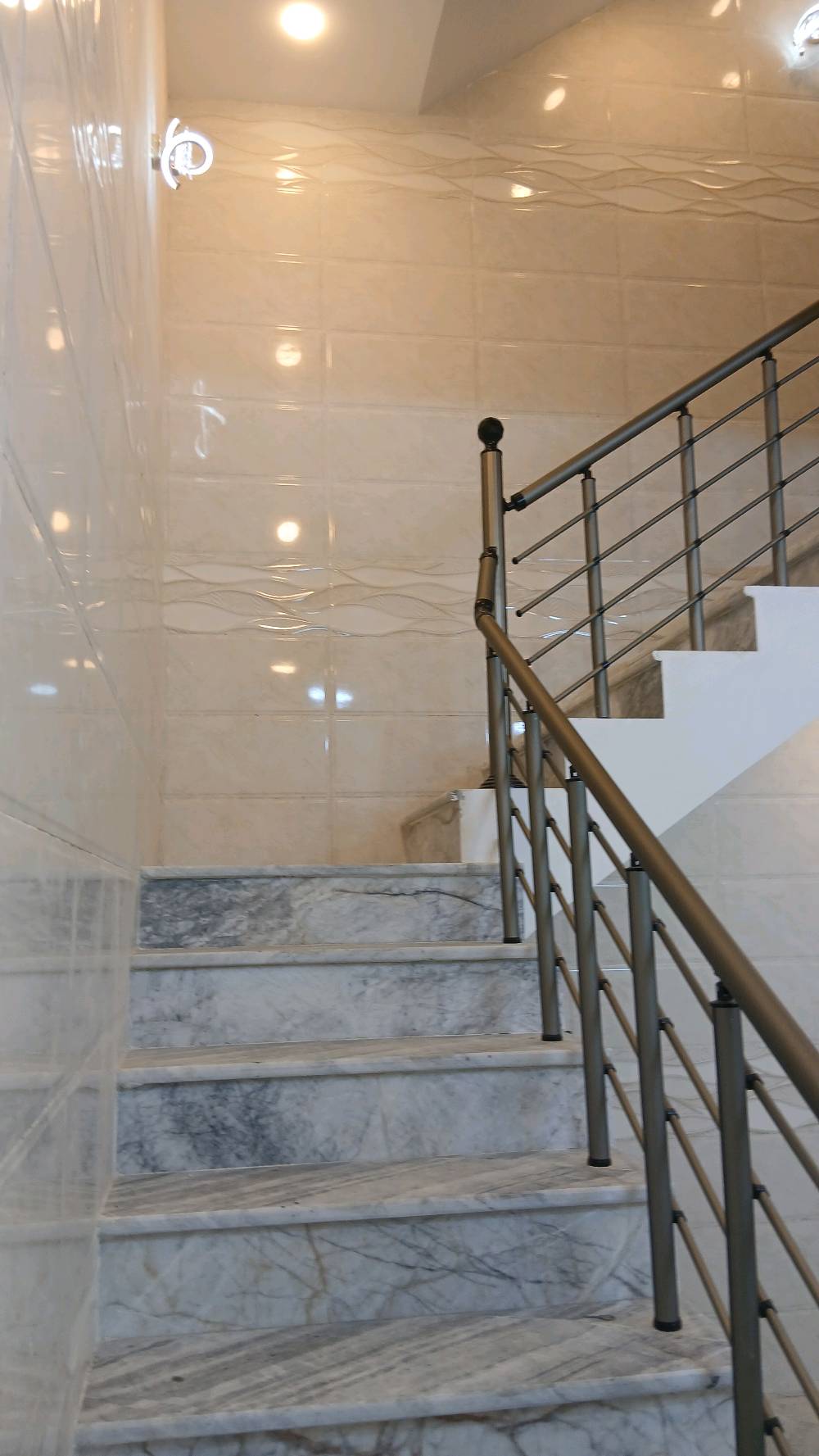 دار البيع١٠٠ متر واجهة ٥ النزال ٢٠ حي الخليج زراعي خلف دائره مرور الرستميه طابقين ونص ٤غرف نوم ٣حمامات بيت فول مفتاح 