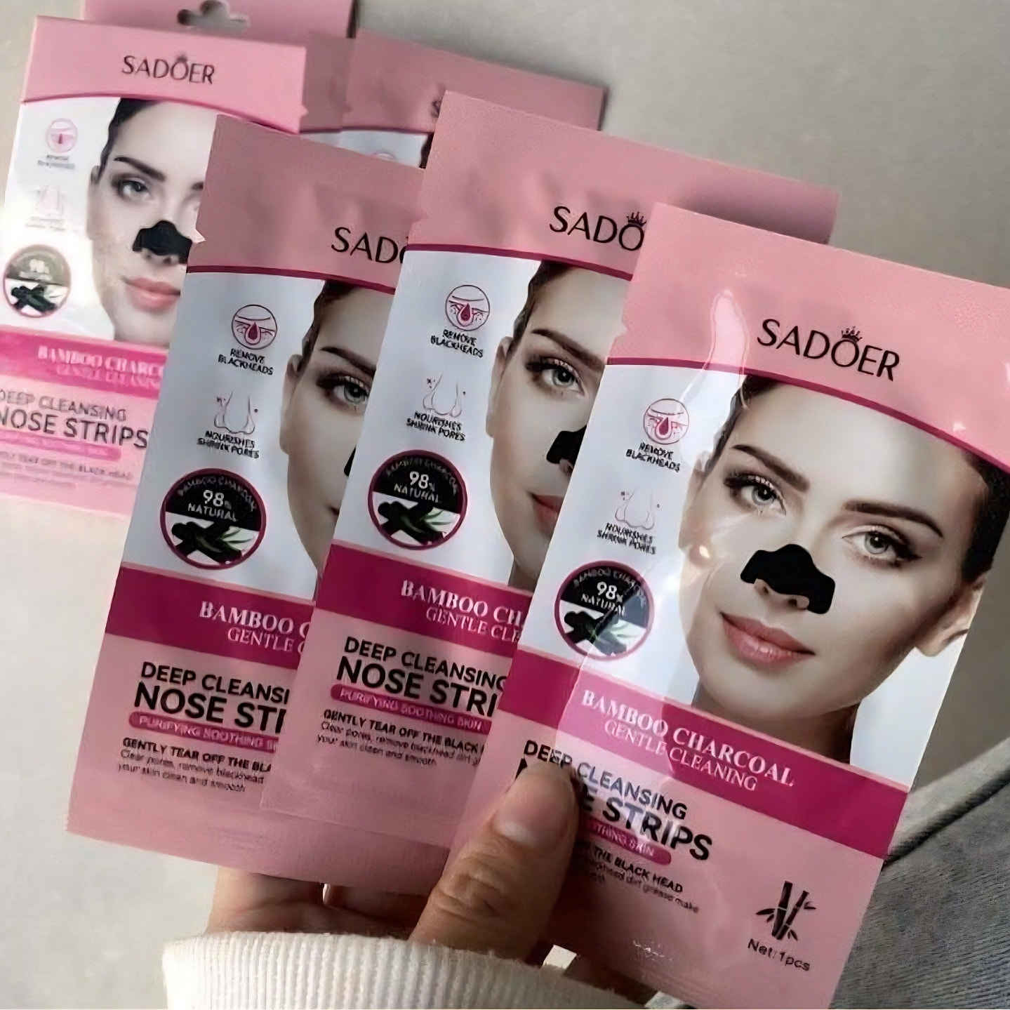 لاصقات الأنف الغنية عن التعريف من sadoer
لإزالة الرؤوس السوداء والبيضاء👃🏻✅ 
☑️ من أكبر المشاكل التي تقابل أصحاب البشرة الدهنية والبشرة المختلطة هي البثور البيضاء والسوداء ! 😓
تظهر بسبب انسداد المسام نتيجة لكثرة الافرازات الدهنية
📌 Nose Pore Strips 
طريقة مبتكرة وفعالة تساعد على تفتيح وتنظيف المسام والقضاء على الرؤوس السوداء فى خطوة واحدة 😍👌

طريقة الاستخدام :
☑️ اغسلي وجهك جيدا ليكون نظيف وخالي من بقايا الكريمات او المكياج✨
☑️ ضعي لاصقة الانف علي أنف مبللة👃🏻👃🏻 حتي تلتصق وتعطي النتيجة المطلوبة
☑️ اتركيها لمدة 10 - 15 دقيقة⏰
☑️ وبعد أن تجف اسحبيها من الاطراف للمنتصف

الباكيت يحتوي على ٦ قطع
سعر الباكيت ٣ الاف
تتوفر خدمة توصيل


**إذا كنت صاحب هذا الإعلان وتريد حذفه لأي سبب، رجاءا أرسل رسالة إلى الدعم الفني**