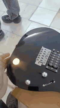 كيتار كهربائي بهذا الشكل جديد للبيع  07758851333