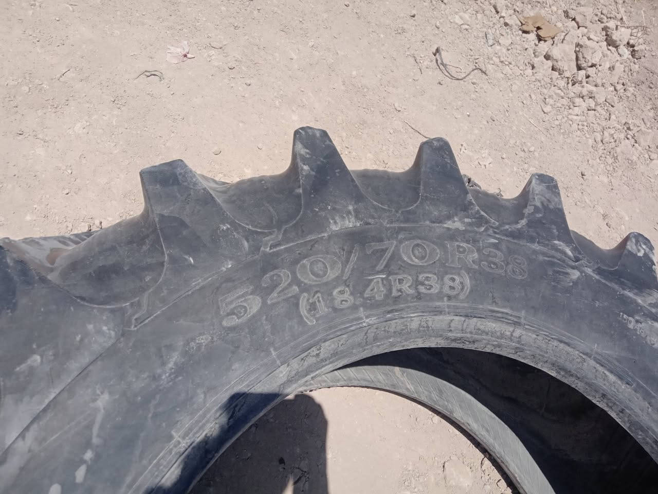 تاير حجم 520/70/38  عدد واحد مو زوج المكان جبله للاستفسار ***********
