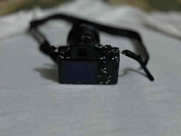 Sony a7iii with 24-70mm Sony lens 4f 
السلام عليكم ورحمة الله وبركاته
اخواني الاعزاء .. هذي الكامرة للبيع وسبب البيع هو تطوير المعدات 
الشتر مالتها 2.2k ووياها جنطة كاملة ومايك Hollyand وكذلك معدات التنظيف
للاستفسار ***********
