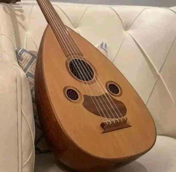 عود زرياب جديد سوري المنشأ الاصلي 🔥🔥
متوفر توصيل لكافة محافظات العراق🚚🚚
‭***********
واتس اب

مميزات العود 👇👇👇👇

🔥الوجه خشب سيدار والظهر جوز شامي

🔥مفاتيح العود خشب جوز 

🔥الاوتار نوع لابيلا اصلية امريكية المنشأ

🔥يحتوي على مفتاح النكي لرفع وخفض ارتفاع الاوتار عن الزند (زند معياري) 

 🔥مضرب العود من السيسم

🔥 جنطه من الجلد وريشه هديه وطقم اوتار
بسعر  مناسب جدا🤏🤏🤏
