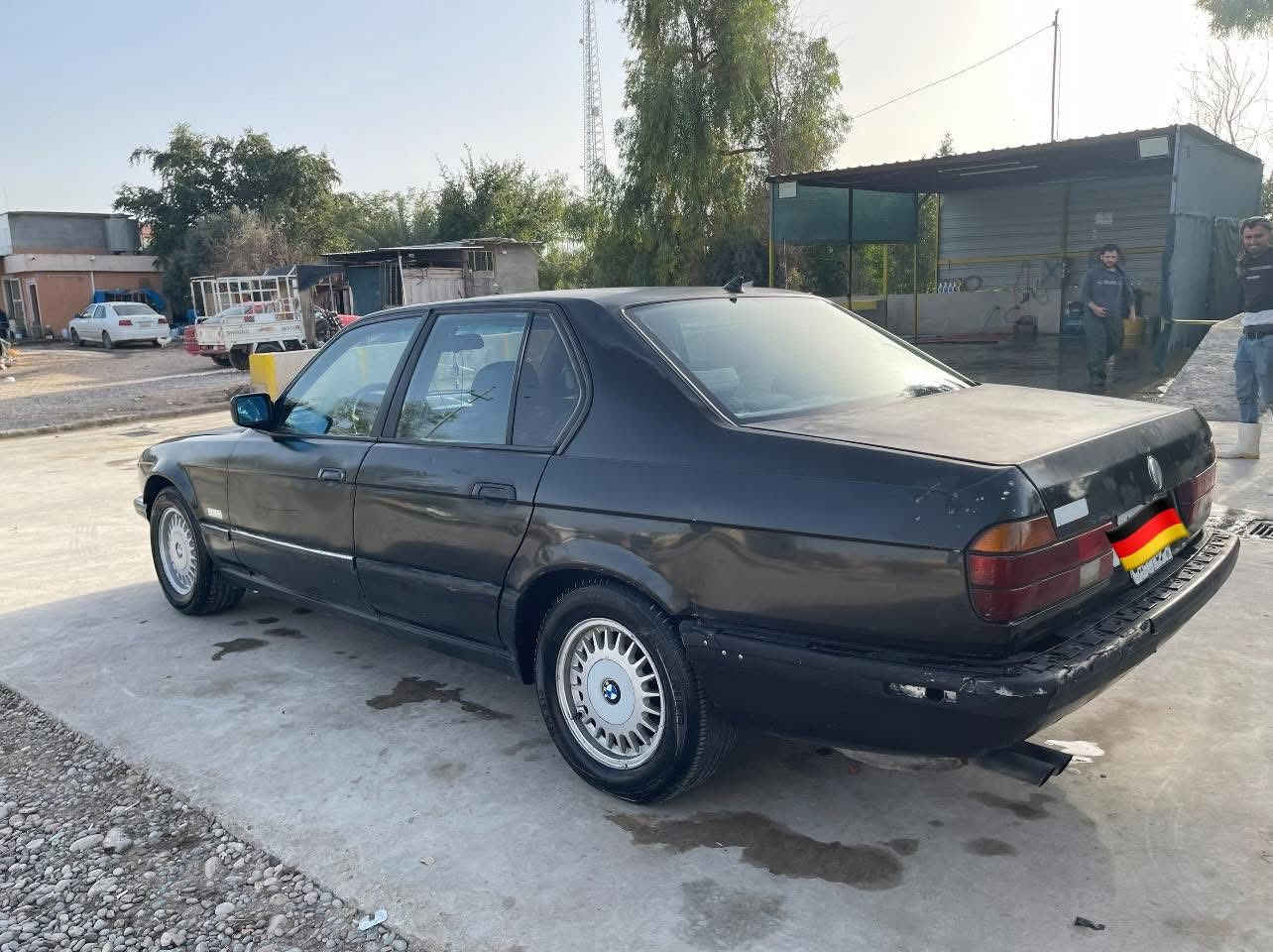 سلام عليكم بي ام موديل ٩١ اصل رقم اربيل سنويه منتهي حجم 735 السياره بلاديه محرك  3.500 مفتوح او كير محرك كفاله  فتحه سلايت مري كشنات جلد تبريد حداديه نافضها نفض صدر تخم تاير جديد باتري جديد مسجل سستم ٤ سماعات سياره جاهزه  شلعه ومعدل   العنوان ديالى خانقين  السعر 34 بيها مجال للشراي للاتصال ***********
