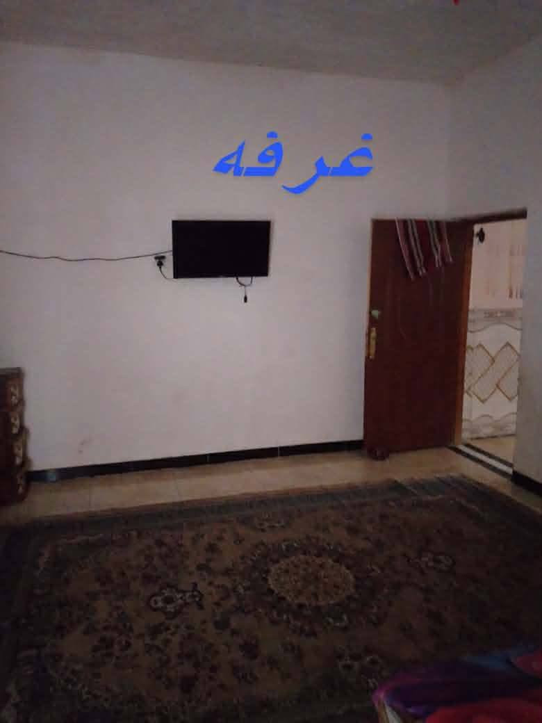 للبيع بيت بشارع النفط مساحه 130قريب على الشارع يتكون من غرفة وصالة ومطبخ وحمامات  وستقبال ارضيه سيراميك سقف صب بتلو خرسانه بناء حديث الشارع كامل ماء مجاري موقع بشارع صيدليه اور قرب اسواق العتابي ***********
