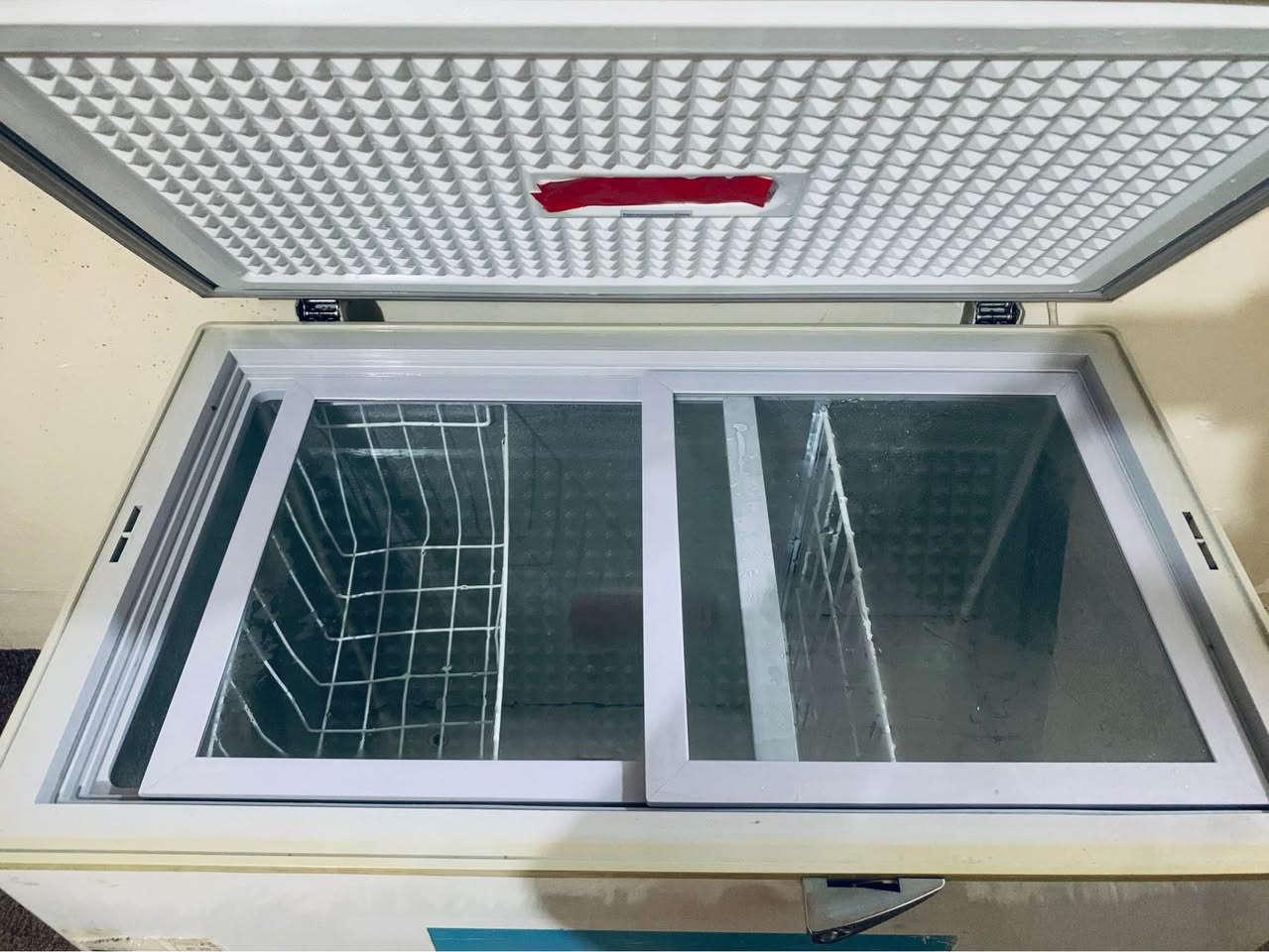 ئەم مجەمیدەیە مارکەی SONICـە، وەک لە وێنەکاندا دیارە زۆر پاک ڕاگیراوە و لۆک ماوەتەوە. بۆ فرۆشتنە و لە ڕووی ئیشکردن مجمیدەوە هیچ جۆرە کێشەیەکی نییە، زۆر بە متمانەوە دەتوانیت بیبەیت.
تایبەتمەندییەکان:
• ئیشکردن: مجمیدەکە زۆر نایابە و کارەبای زۆر کەم دەوێت.
• ناوەوە: خاوەنی سەبەتەی دابەشکردن و جامی ناوەوەیە بۆ پاراستنی زیاتری ساردی ناوەوەی.
• پاک و خاوێنی: ناوەوە و دەرەوەی زۆر خاوێنە و زۆر بە وریایی بەکارهاتووە.
• تێبینی: تەنها گڵۆپەکەی ناوەوەی نەماوە (کە شتێکی زۆر سادەیە و کاریگەری لەسەر ئیشکردنی نییە)، ئەگینا هەموو شتێکی تری بە شەرتە.
خزمەتگوزاری بۆ کڕیار:
بۆ ئەوەی کڕیار تێچووی زیادەی نەکەوێتە سەر، گەیاندن (Delivery) بەخۆڕاییە بۆ ناو شاری هەولێر. ئامێرەکە ڕاستەوخۆ دەگەیەنمە بەردەم ماڵەکەت.
نرخ: [١٣٠هەزار،]
بۆ پەیوەندی و کڕین: [***********] أربيل, العراق
