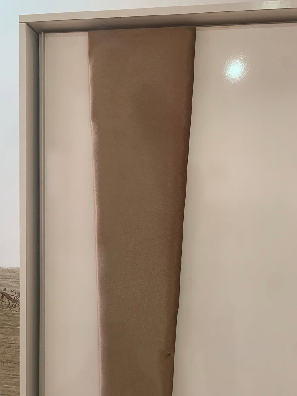 تاقم نۆمی یەک نەفەری زۆر کەم بەکارهاتووی پاکی بێ  عەیب 

کەنتۆری سڵاید: پاکە و دەرگا و سکەکانی بێ کێشەن و سووکن

سیسەم و دۆشک: دارەکەی توند و بێ کێشەیە، ئیسفنجەکەی تەندروستە و دانەکەتووە

مێز تەوالێت: چەکمەجەکانی ساغن و  و ئاوێنەکەی ڕوونە 

لەگەڵ یەک چەکمەجەی خاوێن

نرخ: ٤٨٠،٠٠٠ دینار- کەمێک مامەڵە

شوێن - هەولێر 

ژمارە: ***********
