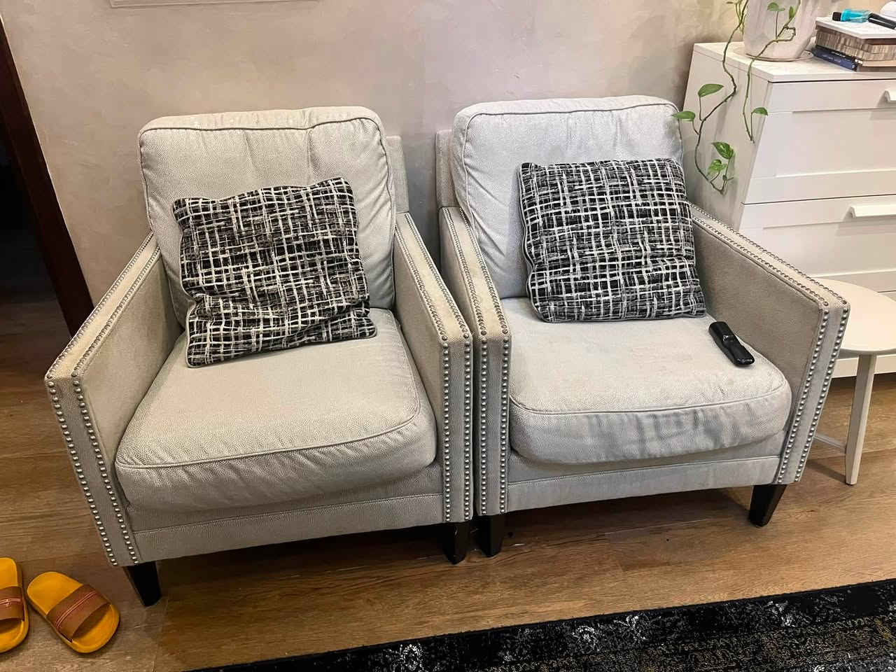 ديوان مع كراسي اثنين اضافيه موديل امريكي مشتريته من اشلي بسعر ٧٥٠


**إذا كنت صاحب هذا الإعلان وتريد حذفه لأي سبب، رجاءا أرسل رسالة إلى الدعم الفني**