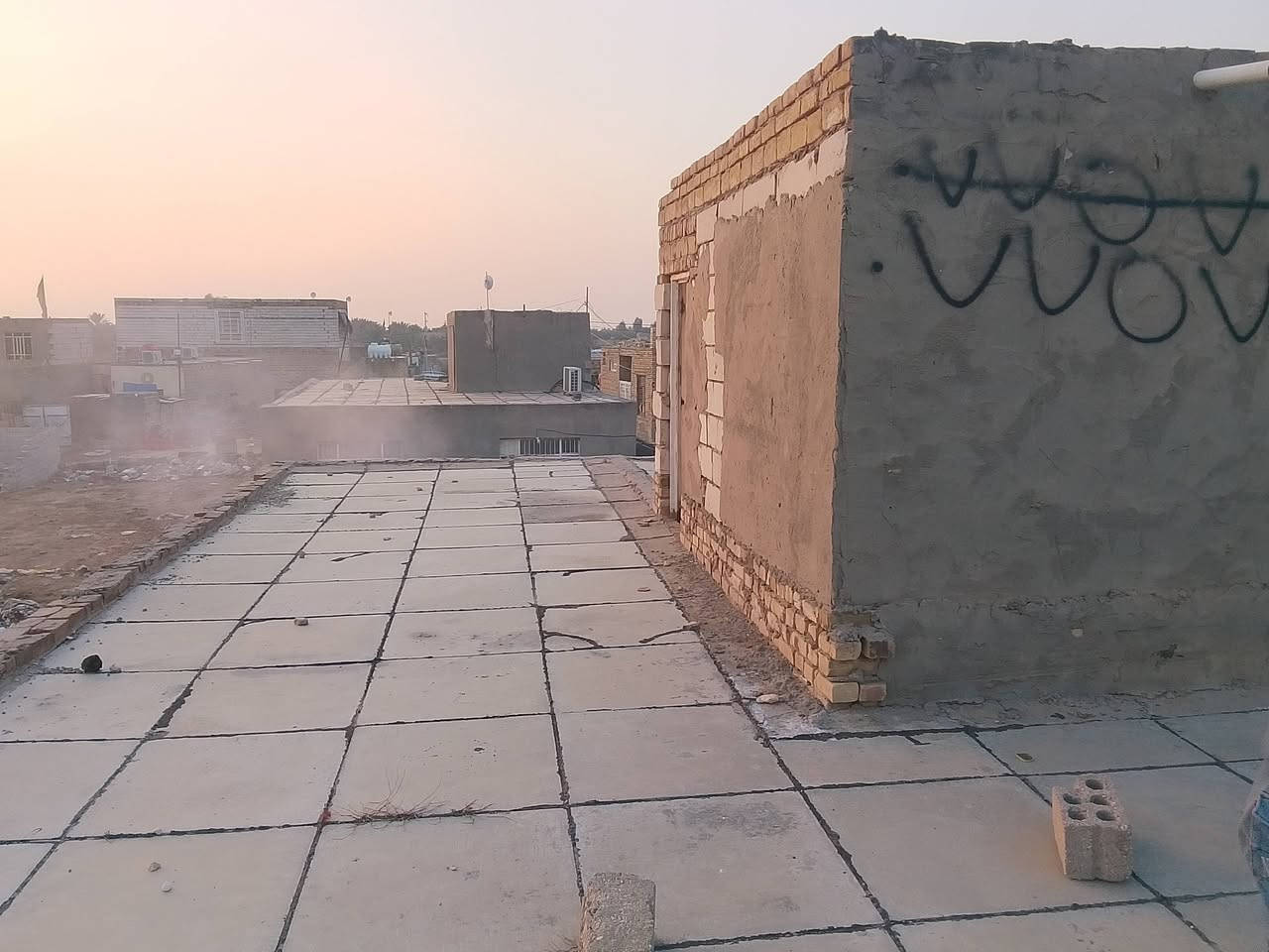 السلام عليكم من رخصت الئادمن بيت 300متر للبيع او للئيجار في حي الئمين مقابيل سفينه النجات *********** للستفسار ولبيت ركن عله شارعين وتبليط بل باب ومجاري متوفر وماء وكهرباء وشكرا
