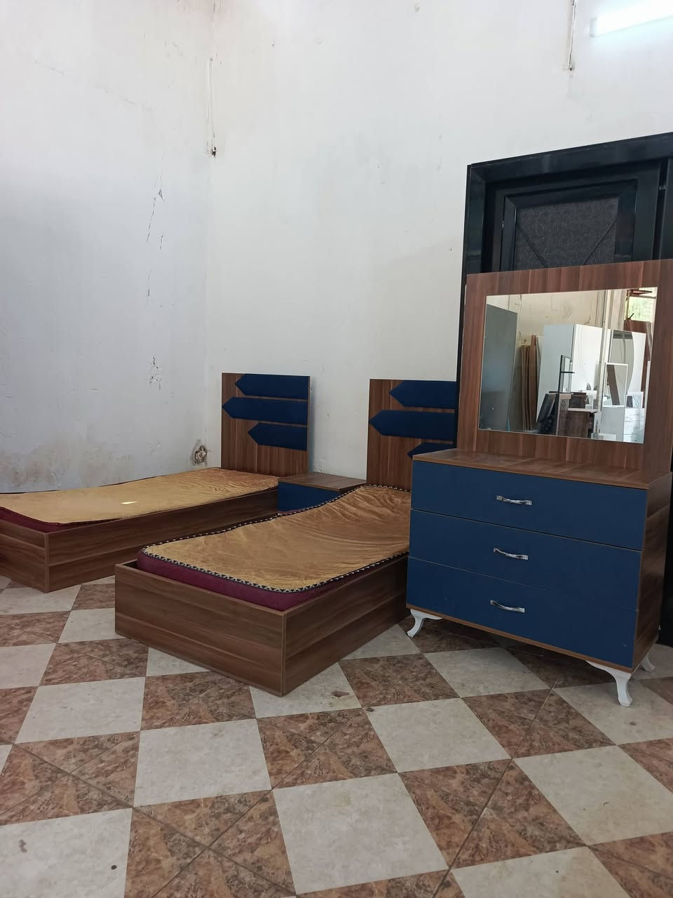 غرفه نوم شبابي 5 قطع سعره 375 ويا توصيل 
***********
معرض أصلان للاثاث 
عنوان كركوك شارع صلاح الدين خان تمر
