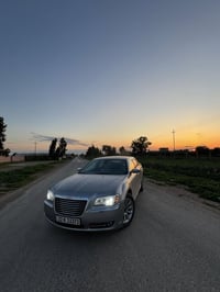 للبيع اوباما ٢٠١١ السيارة جديدة بيها ضرر قبغ صندوق نفس الون اصلي او جا...