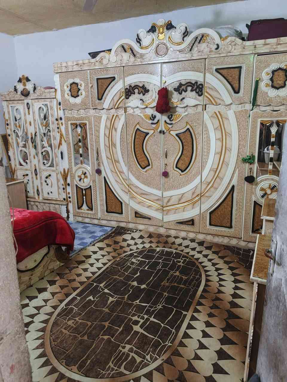 سلام عليكم غرفه اخشاب نجاره عراقيه طابقين نضيفه كلش وكامله سعر 800 وبيه مجال مكانه ناصريه اي استفسار خاص او واتساب متوفر ‏‪***********‬‏
