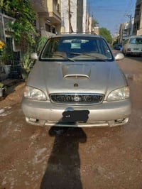 من رخصة الاداره  كيا كرنفال موديل 2001 8 راكب ..محرك كاز مفتوح اوتماتي...