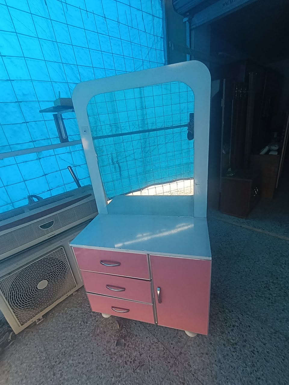 سلام عليكم 
للبيع   كنتور صاج  5 ابواب +  ميز تواليت 
تفاصيل عالخاص او عالواتساب ***********
