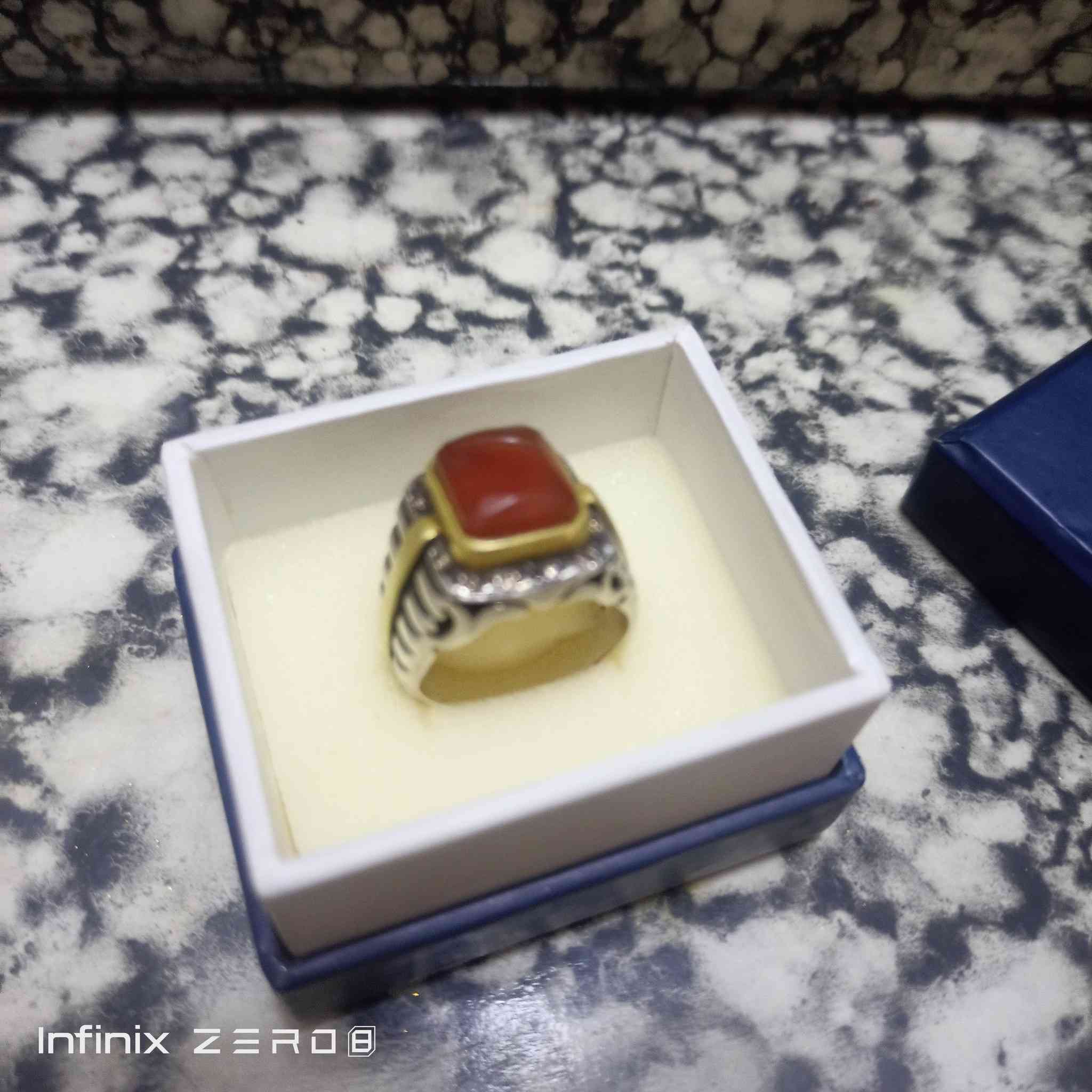 السلام عليكم لعشاق التحف والصياغة الثقيله خاتم من العقيق اليماني المترش الطبيعي مرصع بالماس الطبيعي شرط الفحص صياغه موديل رولكس محبس تحفه تحفه جدآ امانه للاستفسار ***********
