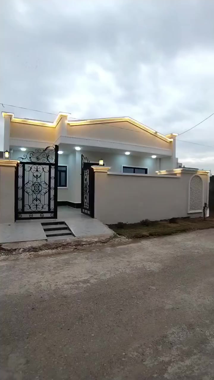 🔥 فرصة مميزة – دار حديثة للبيع (جاهزة للسكن فوراً)
الموقع بعقوبة تقاطع القدس دور الزراعة الثالثة 
📐 المساحة: 170 متر
📏 الواجهة: 10 متر نزال 17 متر
🏠 طابق واحد
✨ التفاصيل الداخلية:
كراج سيارة 🚗
صالة واسعة ومريحة
 استقبال أنيقة
مطبخ عملي
غرفتين نوم ،، بيتونة
دورة مياه داخل خارج داخلية وخارجية
🏗️ مواصفات البناء والتشطيب:
بناء حديث بمواد عالية الجودة
أرضيات بورسلين فاخرة (نقوش مغربية)
ديكورات جص وبورك
واجهة ملكي فوم تركي ✨
أبواب قاصة خارجية مقاومة للرطوبة
⚡ الخدمات متكاملة:
ماء مجاري تبليط كهرباء

💰 السعر: عند الاتصال او على الخاص 

📞*********** _ ***********
مكتب الجزيرة لبيع وشراء الأراضي والدور السكنية
