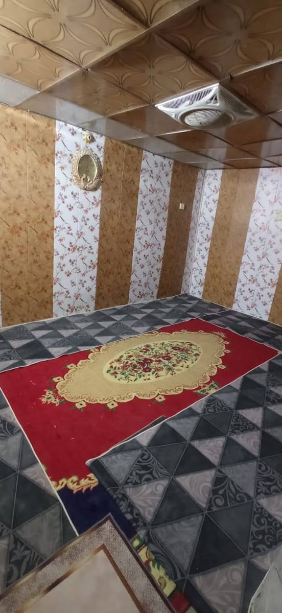 بيت 100متر واجهة 5ونزال 20متر على الشارع العام الذي يربط شارع الوكفه بشارع سالم مقابل جامع اهل البيت غرفتين نوم وغرفه في الطابق الثاني وصاله وبراني وصحيات للاستفسار الاتصال ***********
