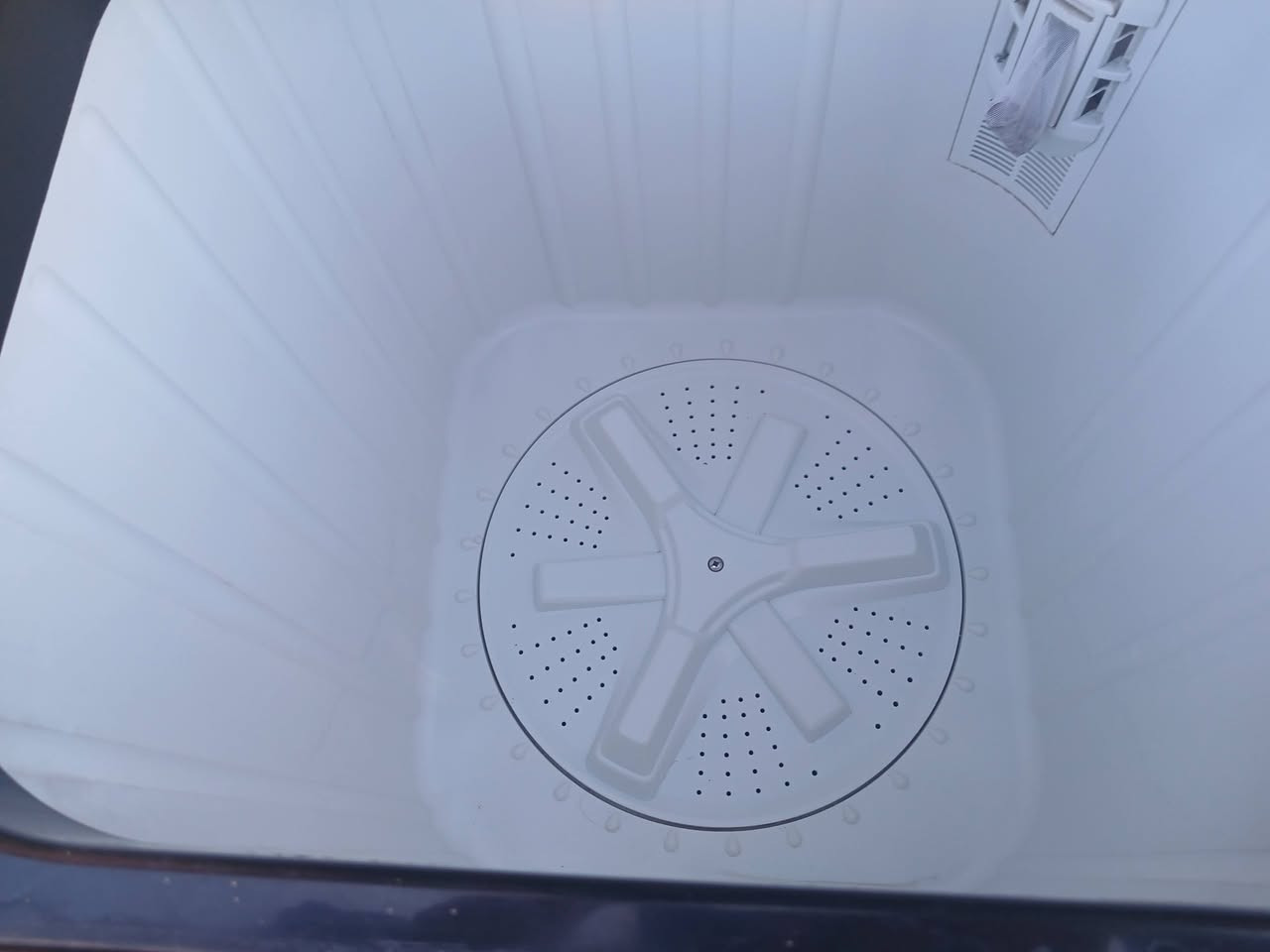 السلام عليكم غساله للبيع نضيفه المكان الخاجيه السعر 100 ***********
