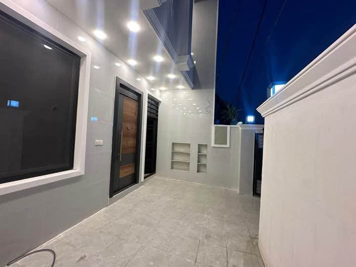 البيت مساحة 150م واجهة 6 ونزال 25م
مدخلين كراج واستقبال ومطبخ حار ومطبخ بارد و4 غرف نوم و4 حمامات 
حوليات 2 فوك وجوة ومناور 2 مغلفة سكاي لايت
البيت مجهز بكاونتر مطبخ حديث وتانكيات اثين سعه 1000 لتر الابواب قاصة والارضية مرمر الشبابيك المنيوم سلايد دبل جام مانع صوت مانع اتربة
نظام سبالت وكاميرات جاهزة
البيت بناء 2025
حي الجهاد /ديوان المخابرات قرب شارع 60
*********** بغداد, العراق
