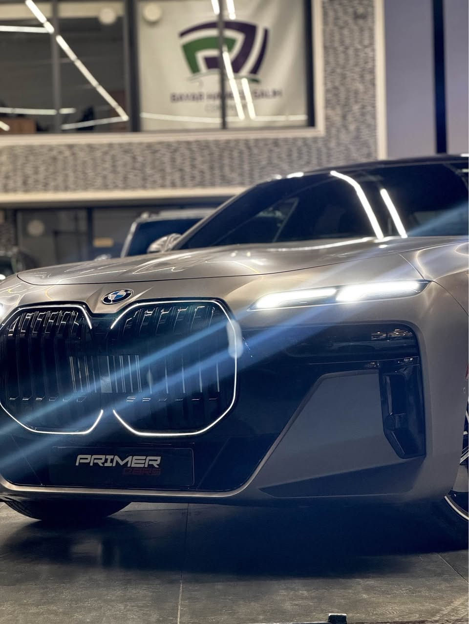 Information معلومات 
Model: bmw 740i 2023 
Engine : 3000cc inline 6 turbo مكفول 📦
سيارة داخلة كلين وارد امريكي 
طلع بيه شبرين كلير على هلالات مال جاملغ 
مغلف PPF مات 
ماشية 30الف مايل 
فول فول مواصفات 
بس ما بيه ابواب فتح كهربائي ويا شاشة سنمائية 
لون سلفر 
ويا الرقم سيارة 
سعر 690 مجال بس حق الجية 
مكان اربيل 
واتساب *********** أربيل, العراق
