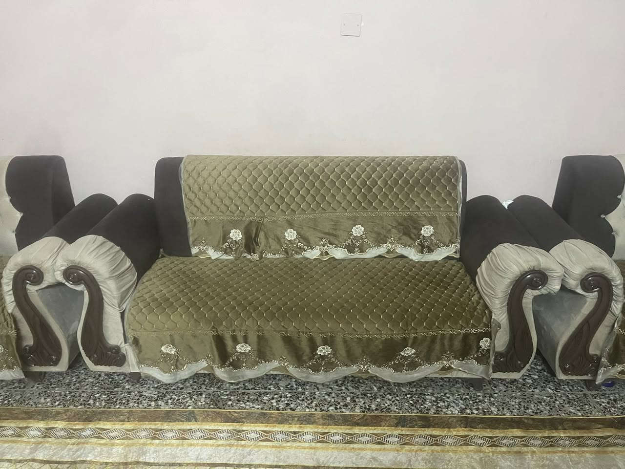 السلام عليكم تخم للبيع السعر ١٥٠
سبع مقاعد المكان مدينة الصدر 
***********
