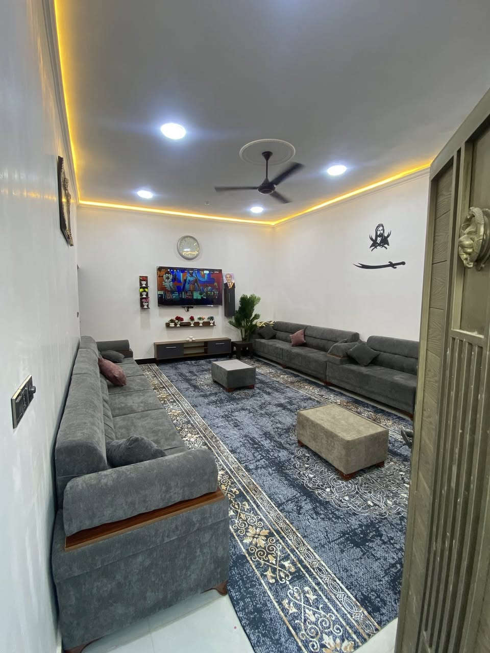 سلام عليكم بيت للبيع البيت طابقين يحتوي ع ديون ومطبخ وهول وصحيات وفوك غرفتين بعدهم مكاملات العنوان ألجزيره باب الهوى شارع 33 نزله ساده غريب ع شارع سعر ب130 وبي مجال قليل مساحته 233   
رقم ***********
