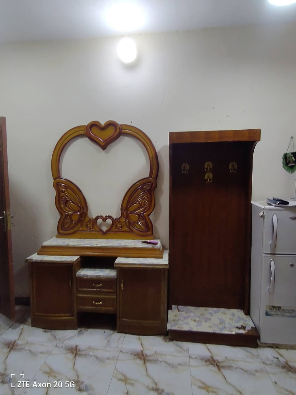 سلام عليكم غرفه اخشاب للبيع سعر 500وبيه مجال ***********
