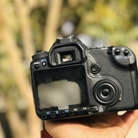 كاميرا كانون 40D • فلاش شغال • عدسة جديدة