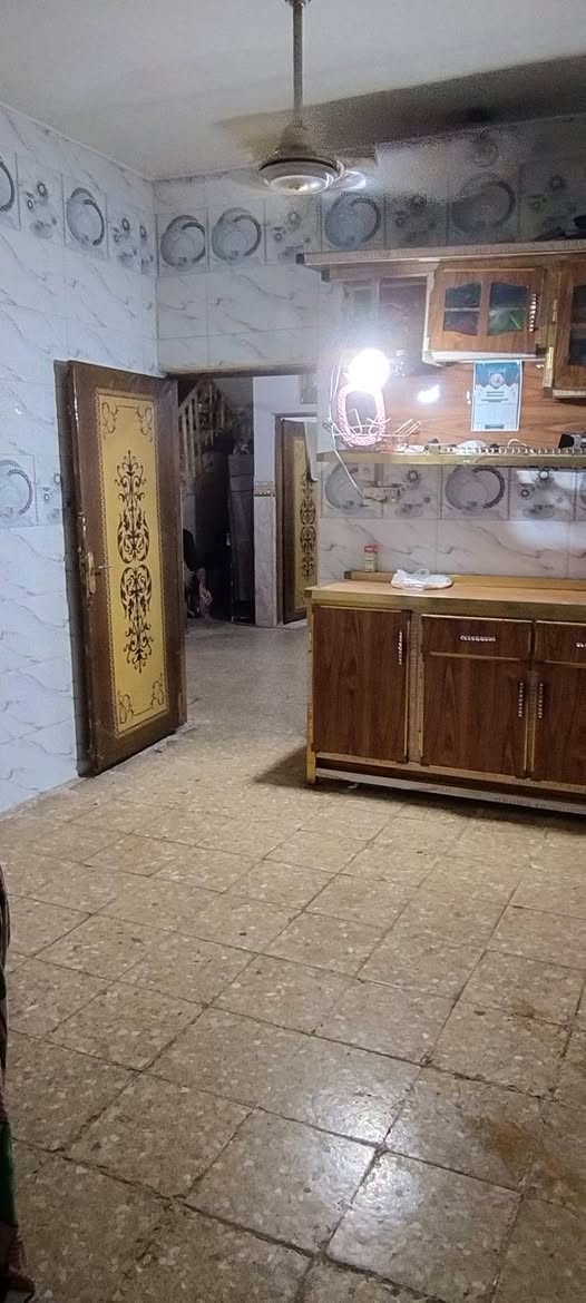 بيت للبيع النجف المناذرة 
مساحة150 ( استقبال وصالة وغرفتين ومطبخ حار وبارد ومساحة خارج البيت مع الصحيات)

***********
