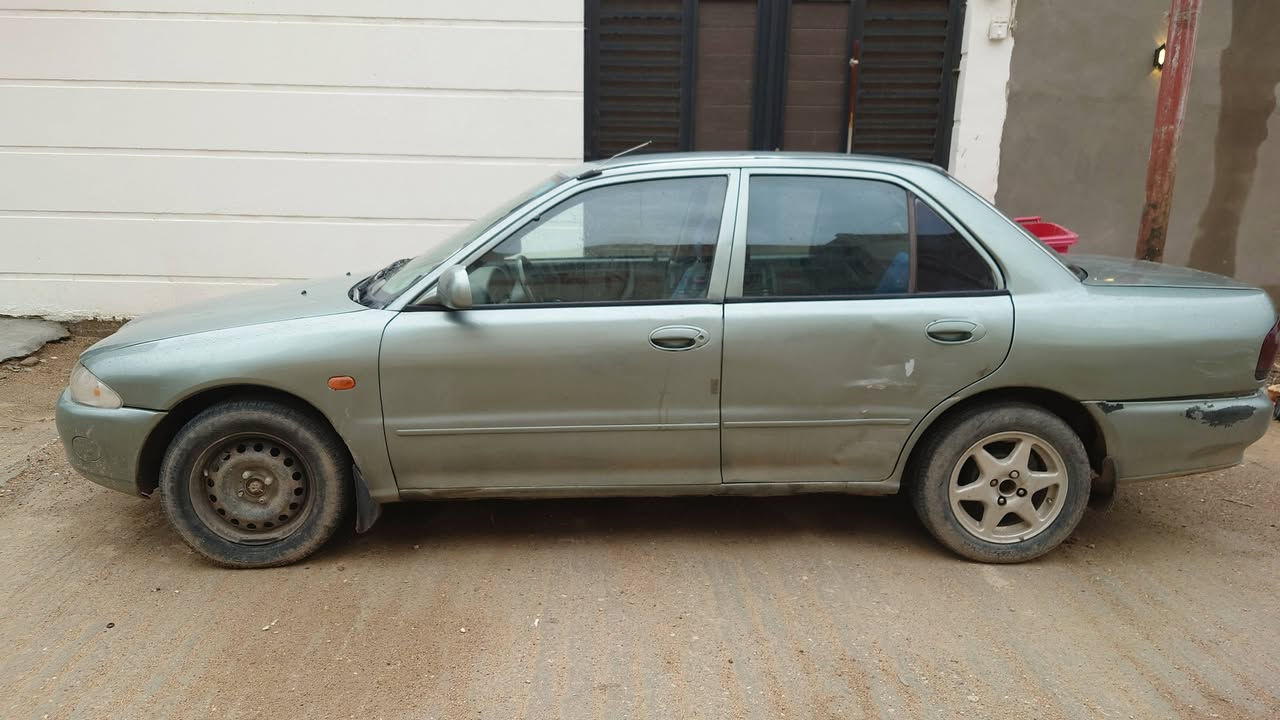 بروتون ويرا 2005 للبيع – بغداد رقم جديد

السيارة لون زيتوني مصبوغة عام ، وسنويتها لسنة 2030 مو بأسمي محركها 1400 كابريتر والمحرك والكير بحالة جيدة لكن بيها بعض الأمور المحتاجة تصليح:

- محركها بيه رجة بسبب أذانات ويحتاج تنظيف كابريتر
- مشط ستيرن ينقص زيت 
- تبريد واكف بسبب الكهربائيات
- انضربت عندي باب خلفي مثل ماموضح بالصورة والدعامية الخلفية
- تبديل سچة ماسحات 
- ولف حماوة مشكل
- عداد السرعة واكف بيها ويشتغل بس الرون والحماوة والبنزين
- كهربائياتها رجعتهن بلادي ومشط كان مشدود صيني وبدلته بواحد تفصيخ نظيف. 
- شاد السبير لانه التاير مبنجر.

تكلفتها كلها توصل لل600 بالزايد لليحب يعمرها . وطالع بيها محافظات نجف كربلاء بغداد ومافشلتني ووكفت . وذكرت كل هالتفاصيل لأنه مااقبل واحد يتعنى خطية على سيارة ويطلعن عطلاتها اكثر من سيارتي وتالي يخيب ظنه ويرجع . 

السعر: 34 ورقة وبيها مجال للشراي
الموقع: واسط الصويرة 
للتواصل : ***********
