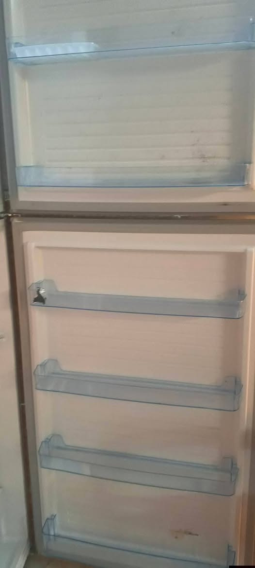 ثلاجه جديد مستخدم شهرين تحتاج ماطور فقط سعرها 300وبيها مجال للشراي 📞 ***********

