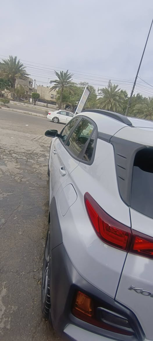 السلام عليكم هوندا كونا للبيع كلين تايتل فقط حافة الدعامية الامامية  
هوندا كونا (Kona)
السنة: 2021
الفئة: Limited (فل كامل تقريباً)
المحرك: 1.6 لتر تيربو 
ناقل الحركة: أوتوماتيك 7 سرعات DCT (دبل كلتش)
نظام الدفع:
دفع رباعي AWD 
استهلاك الوقود: حوالي 14–16 كم/لتر
🛋️ المواصفات الداخلية (Limited)
مقاعد جلد فاخرة
تدفئة للمقاعد الأمامية
مقعد السائق كهربائي
شاشة معلومات 10.25 إنش
Apple CarPlay + Android Auto
نظام صوت ممتاز (Infinity في بعض النسخ)
تشغيل بالبصمة (زر تشغيل)
مكيف أوتوماتيك
فتحة سقف
🛡️ أنظمة الأمان
نظام مانع انغلاق المكابح ABS
نظام الثبات الإلكتروني ESP
كاميرا خلفية
حساسات أمامية وخلفية
نظام المحافظة على المسار
نظام التحذير من التصادم الأمامي
مراقبة النقطة العمياء
6 وسائد هوائية

رقم اربيل الجديد 
عنواني بغداد حي البنوك او الحرية  
للاستفسار اتصل او واتساب 
***********
