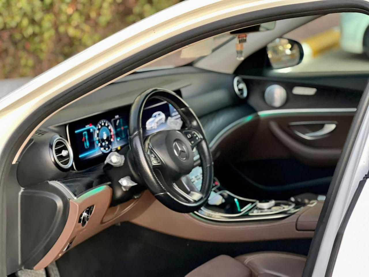 ⸻
🌟ملك السيارات من النوادر بدون مجامله 🌟

‏⭐️ Mercedes-Benz E300 AMG KIT – Night Package ⭐️

📍 السليمانية

💰 السعر ٢٩٢ ورقة جدا جدا مناسب لل يعرف قيمة هاذا الموديل بـ E كلاس ونظافته 

(مراوس مرسيدس حديث S,C,E)

✅ المواصفات الأساسية:

• موديل 2018

• 55 ألف ميل حقيقي

• دفع خلفي (مو فورماتك)

‏• Night Package أصلي شركة

• لون أبيض سقف أسود (مثبت بالسنوية)

• داخل زعفراني نادر

🔥 أهم الميزات:

• سقف بانوراما كامل

• شاشة قطعة واحدة لغة عربية

• 64 لون إنارة داخلية

• رادار أمامي + خلفي Auto Stop

‏• Auto Park

• كامرة 360

• 6 أنظمة قيادة

• لايتات أمامية متحركة

• نظام Eco إطفاء ذاتي

‏• PPF كامل ضمان 10 سنوات

⚔️ الحالة:

• ايربگ سليم 100%

• بدون حادث

• صبغ المانيا كلير (باب خلف السائق + أقل من ربع جاملغ أمامي) بدون أي ضربة

• مكينة + گير + كهرباء شرط شركة

• بدون مسجات أو كلوب مكينه شرط

📌 ملاحظة مهمة:

السيارة مفحوصة وجاهزة للفحص بأي مكان انت تختاره


**إذا كنت صاحب هذا الإعلان وتريد حذفه لأي سبب، رجاءا أرسل رسالة إلى الدعم الفني**