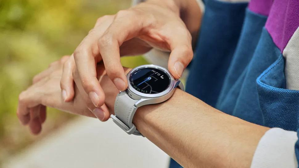 إصدار النخبة | Galaxy Watch 4 Classic

تجمع ساعة Galaxy Watch 4 Classic بين عراقة التصميم السويسري والابتكار التقني من سامسونج، لتشكل المعيار الأرقى للساعات الذكية الفاخرة.

المواصفات الهندسيـة:
 * صلابة الفولاذ: هيكل مصقول من الـ Stainless Steel باللون الأبيض الملكي، مع الإطار الدوار الميكانيكي للتحكم الفيزيائي الدقيق.

 * الأبعاد والراحة: إصدار 41 ملم الذي يحقق التوازن المثالي بين الحضور اللافت والراحة الاستثنائية على المعصم.
الأداء والاتصال السيادي:

 * تقنية LTE: استقلالية تامة في إجراء المكالمات وإدارة البيانات عبر الشريحة الإلكترونية (eSIM) دون الارتباط بالهاتف.

 * البيئة الرقمية: نظام WearOS المتطور، الذي يمنحك وصولاً مباشراً لكافة تطبيقات Google ومنصات التواصل الاجتماعي.

المنظومة الصحية:

 * الدقة الحيوية: حساسات متقدمة لمراقبة ضغط الدم، تخطيط القلب (ECG)، وتحليل تكوين الجسم بدقة احترافية.
لوتس فون | المعيار الأمثل للأجهزة الأصلية

للتواصل والحجز المباشر عبر منصاتنا:

 * الواتساب المباشر: wa.me/9647805437288

 * قناة تيليغرام: t.me/lutesphon

 * حساب إنستغرام: instagram.com/louts_phone


**إذا كنت صاحب هذا الإعلان وتريد حذفه لأي سبب، رجاءا أرسل رسالة إلى الدعم الفني**