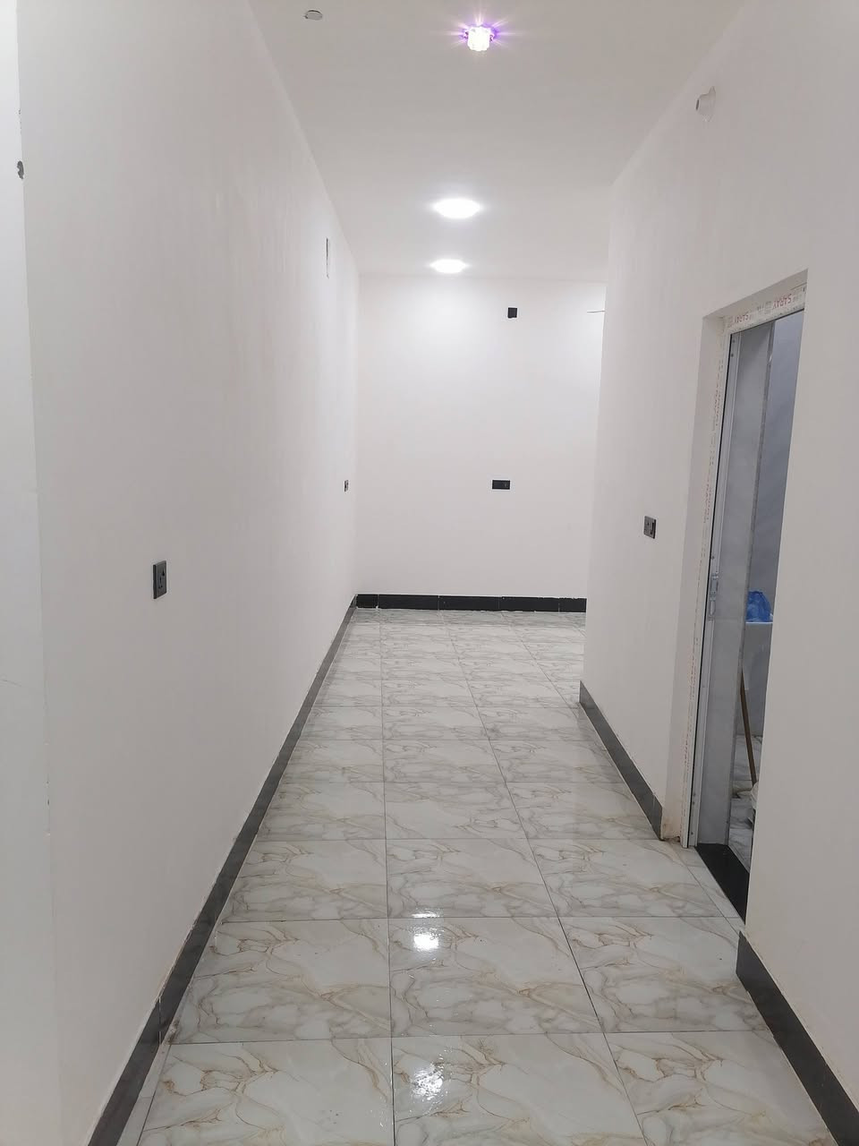 شقه يجار في حي سومر شارع العام السعر 400 الف مع ماي وكهربائ حديثه مكتب 🏢 التساهل… العقار ***********
