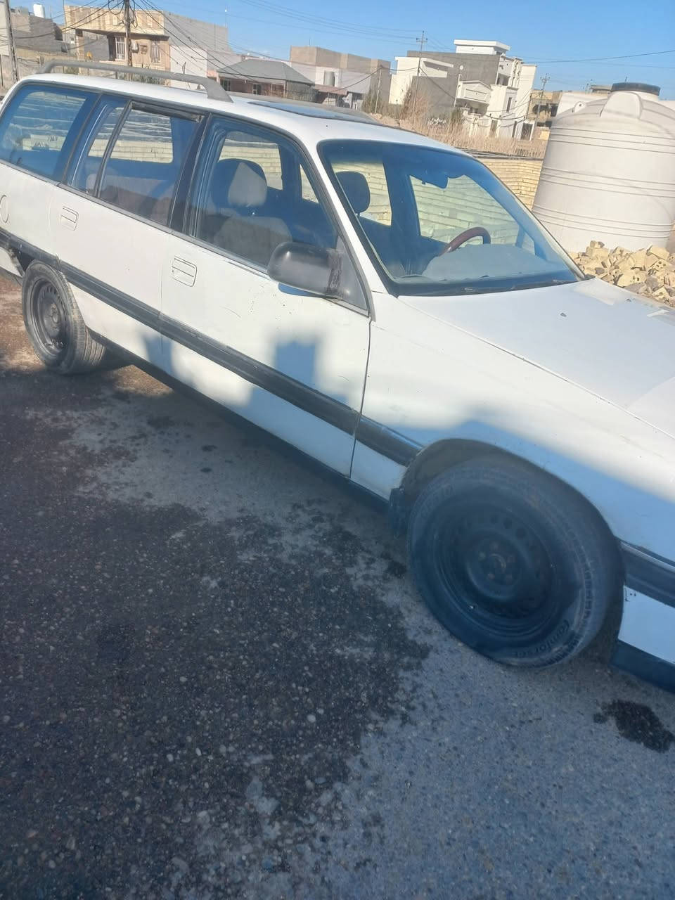 اوبل ستيشن موديل 1993 رقم انبار نكليزي جديد تحويل مباشر كير عادي محرك  2000  سياره بلاديه  سعر 29 وبيه مجال بسيط ***********
