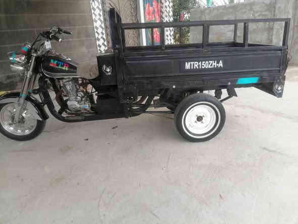 سلام عليكم ستوته للبيع أوراق بسمي وكيلهه العارضي بشارع المدينة شاصي مكفول تايرات جدد وجه كامل جديد نكره سلف العنوان مشخاب *********** السعر ١٢٥٠
