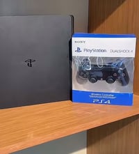 سوني 4 سلم ممفتوح نضافه 100 بلميه ب200 الف  استعمال قليل وياه ثنين جوس...