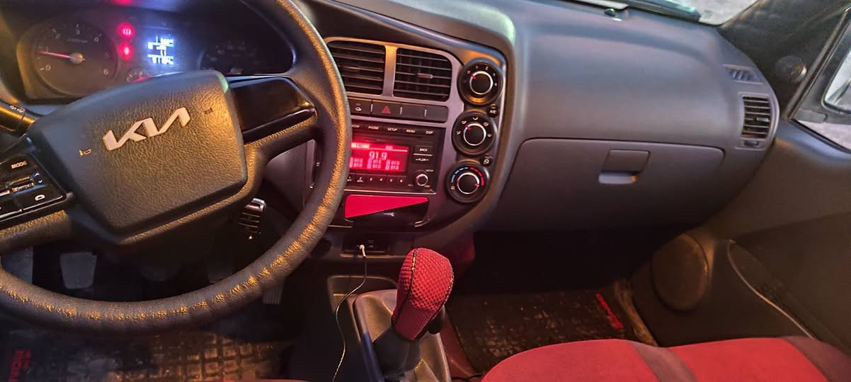 سلام عليكم كية حمل 2700 موديل 2023 رقم صلاحدين انكليزي شرط تحويل شرط محرك وشاصي وصبغ سيارة جديد ماشي 90 فقط عنوان موصل جانب الايسر سعرها 157 رقم الهاتف *********** //***********
